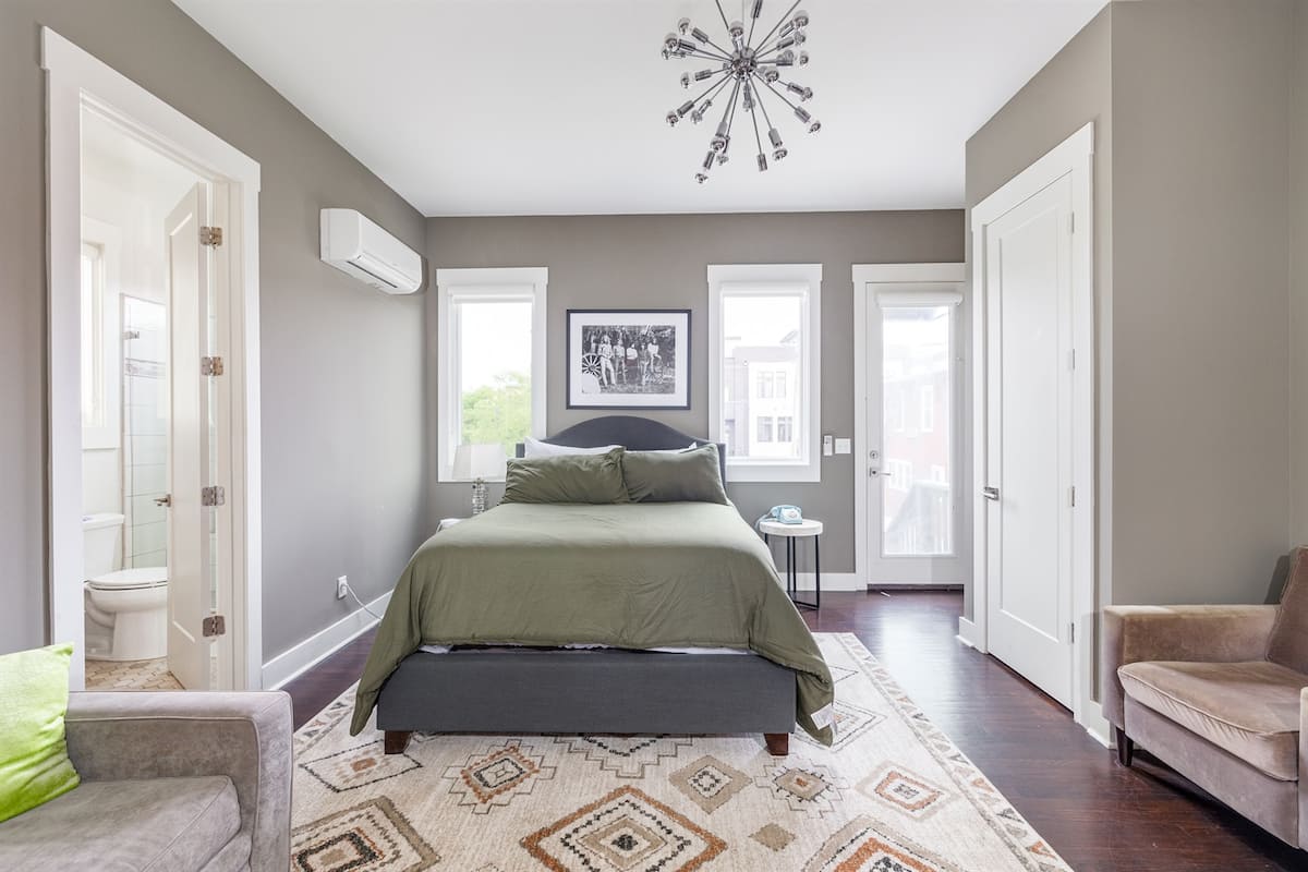 Queen suite with sofa and lounge